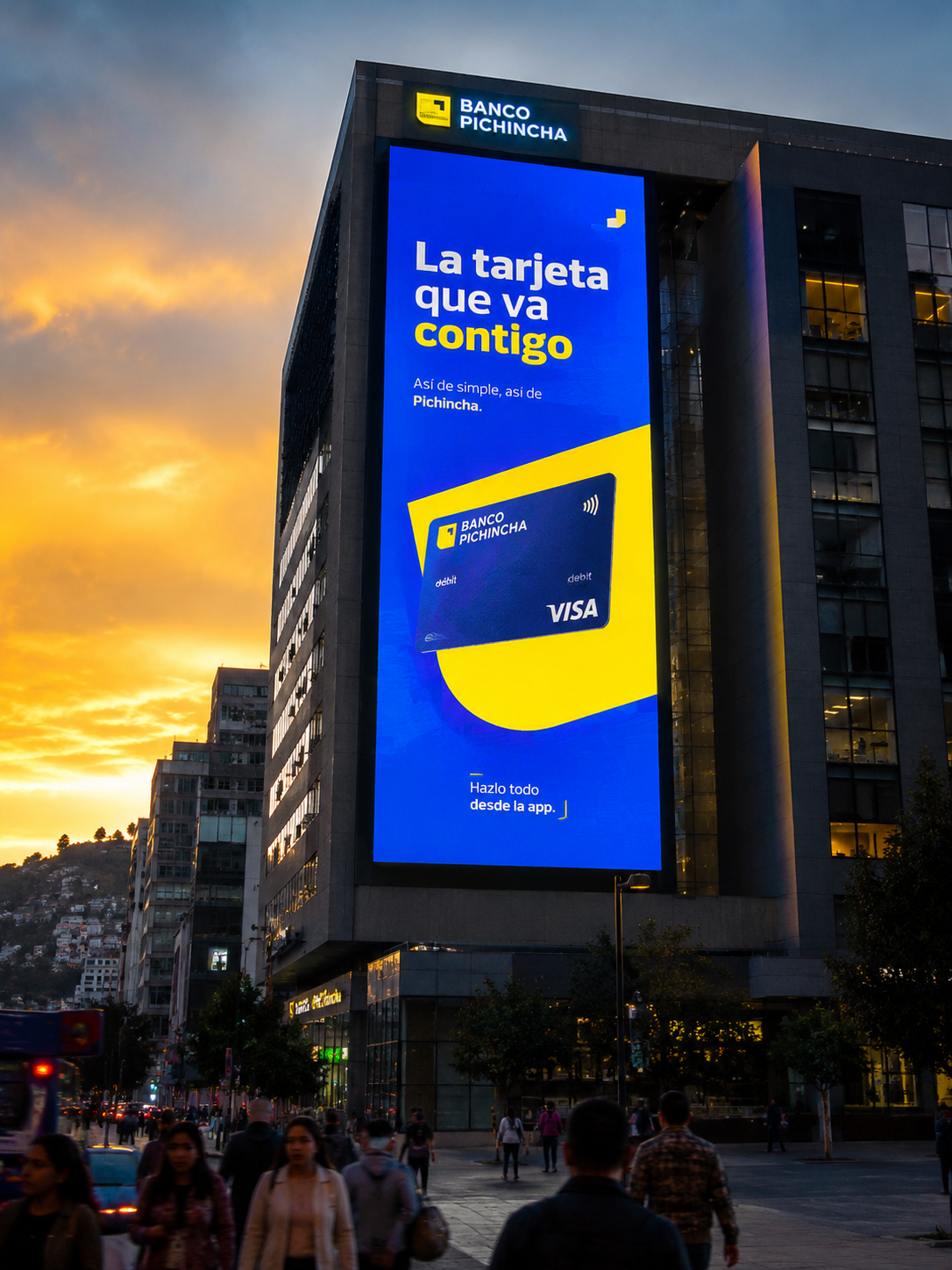 Pantalla digital gran formato DOOH de Elevision Group en una fachada de edificio en Quito con publicidad de Banco Pichincha.
