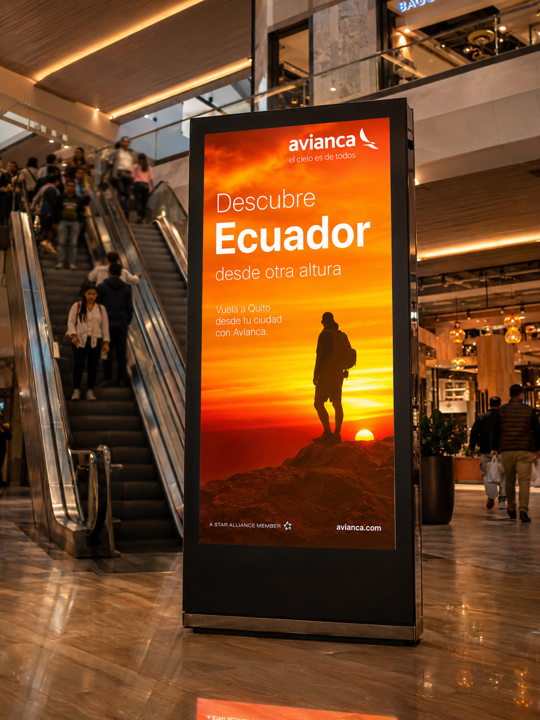 Pantalla digital vertical DOOH de Elevision Group en un centro comercial de Quito mostrando una campaña de Avianca.